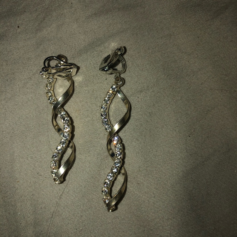 Dangly clip on earings